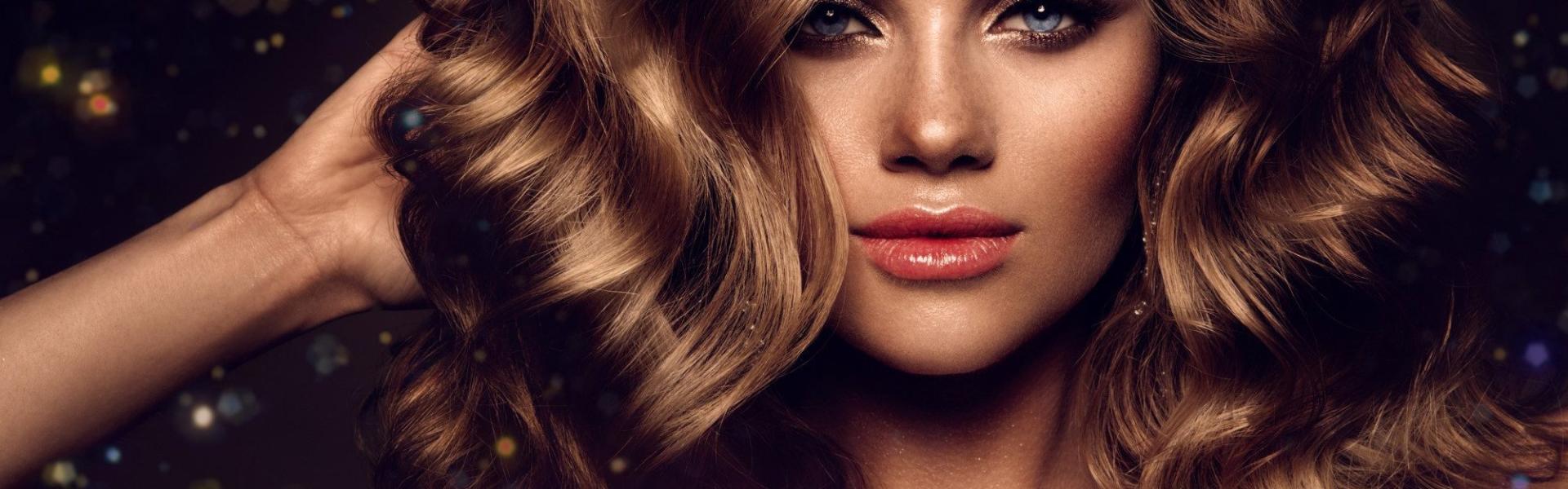 Buscamos la coloración más adecuada para tu cabello Buscamos la coloración más adecuada para tu cabello